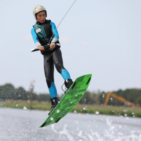 Wakeboarder Kick de Heer komt met Cibdol tot grote hoogte