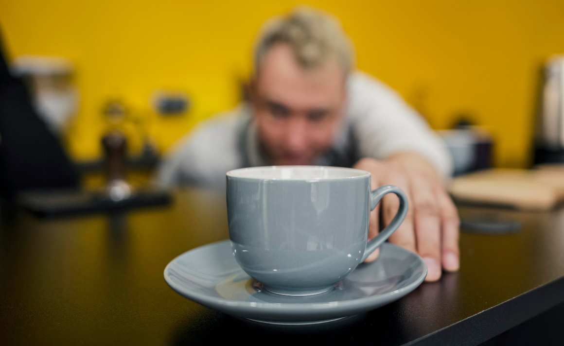 Waarom maakt cafeïne me moe?