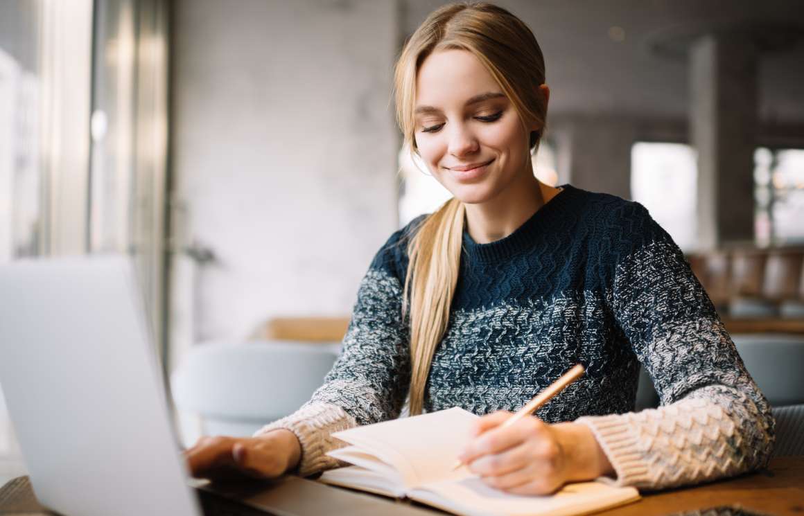 Hoe beïnvloedt huiswerk de slaap van studenten?